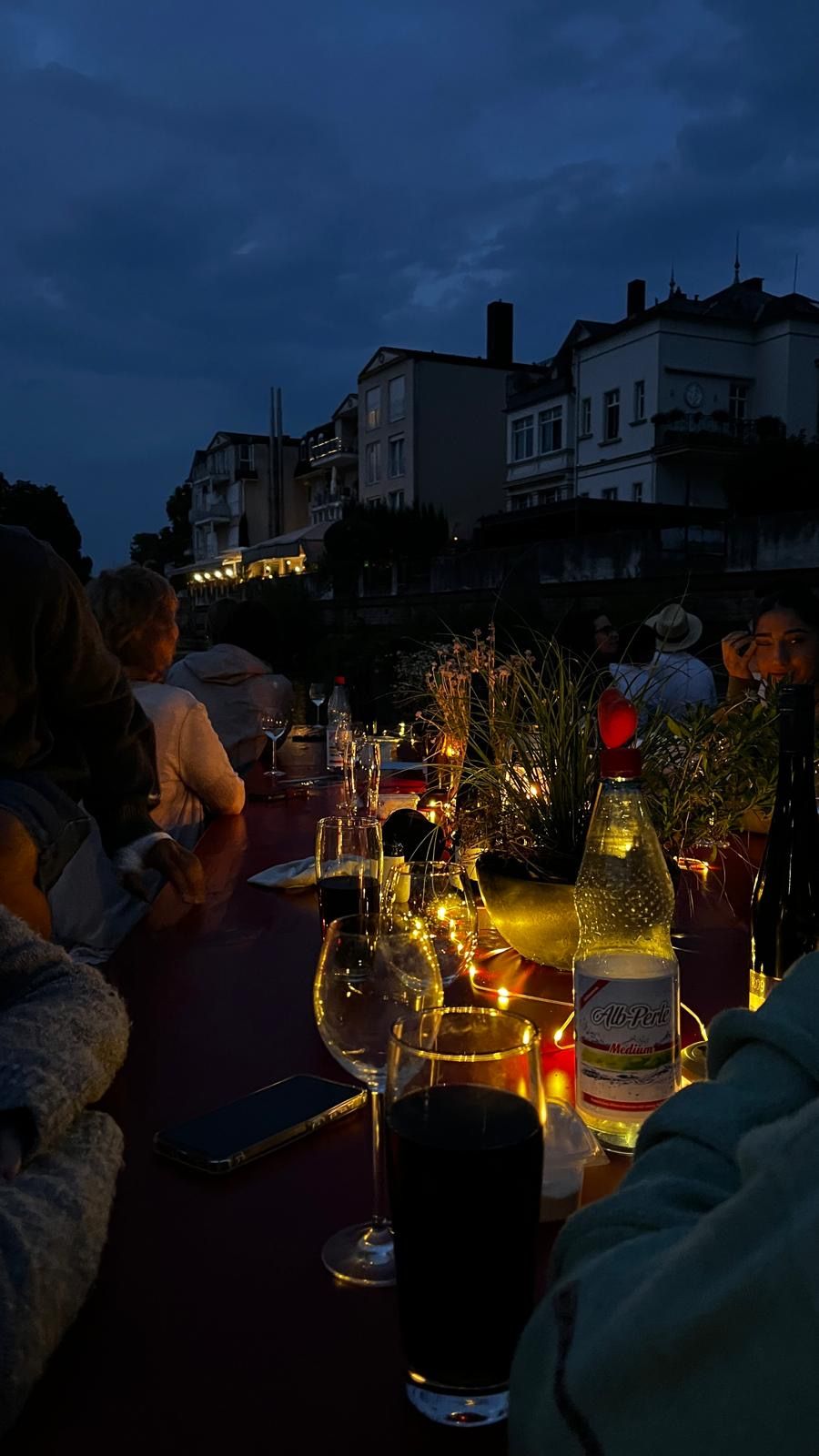 Die festlich gedeckte Tafel an Bord zur blauen Stunde mit Lichterketten