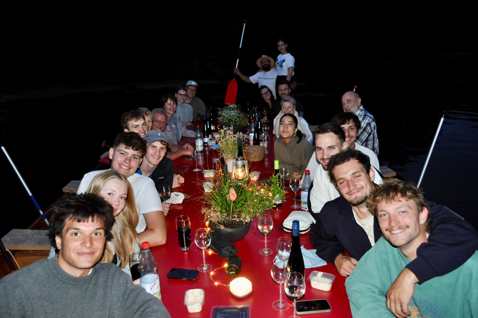 Die volle, lachende Tafel an Bord bei der ersten Funzelbootsfahrt